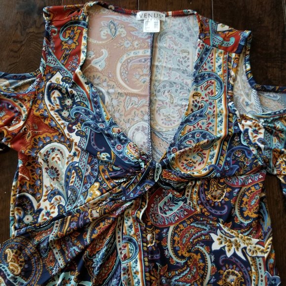 VENUS Paisley Cold Shoulder Top - Picture 7 of 10